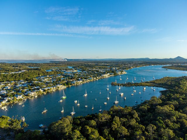 https://www.pexels.com/photo/aerial-view-of-noosa-heads-with-sailboats-30294458/