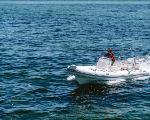 https://www.pexels.com/photo/man-on-motorboat-on-sea-20300496/