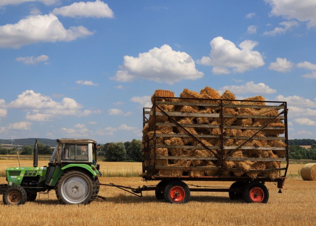 https://www.pexels.com/photo/tractor-towing-hay-bales-in-sunny-wheat-field-38890993/